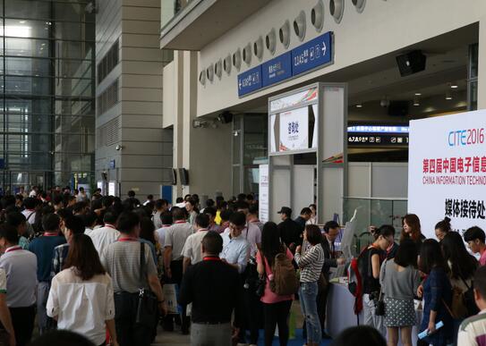 正在排隊(duì)入場(chǎng)的觀(guān)眾